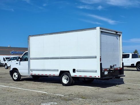 Certified 2022 Ford E-350 and Econoline 350 Super Duty RWD image 2