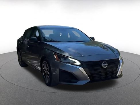 Used 2025 Nissan Altima 2.5 SV FWD image 2