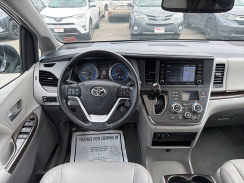 Used 2018 Toyota Sienna XLE w/ XLE Navigation Package AWD/4WD image 8