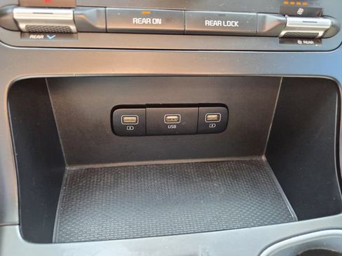 Used 2023 Kia Carnival LX FWD image 26