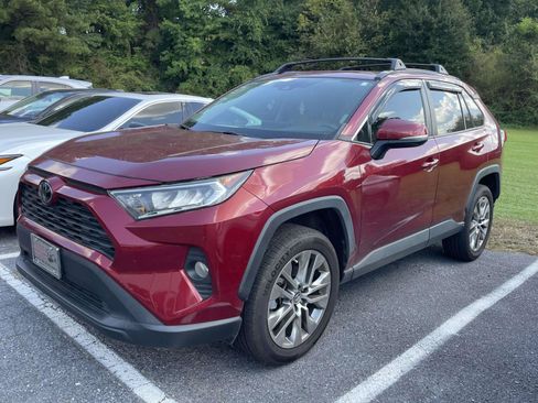 Used 2019 Toyota RAV4 XLE Premium w/ Cold Weather Package FWD image 5
