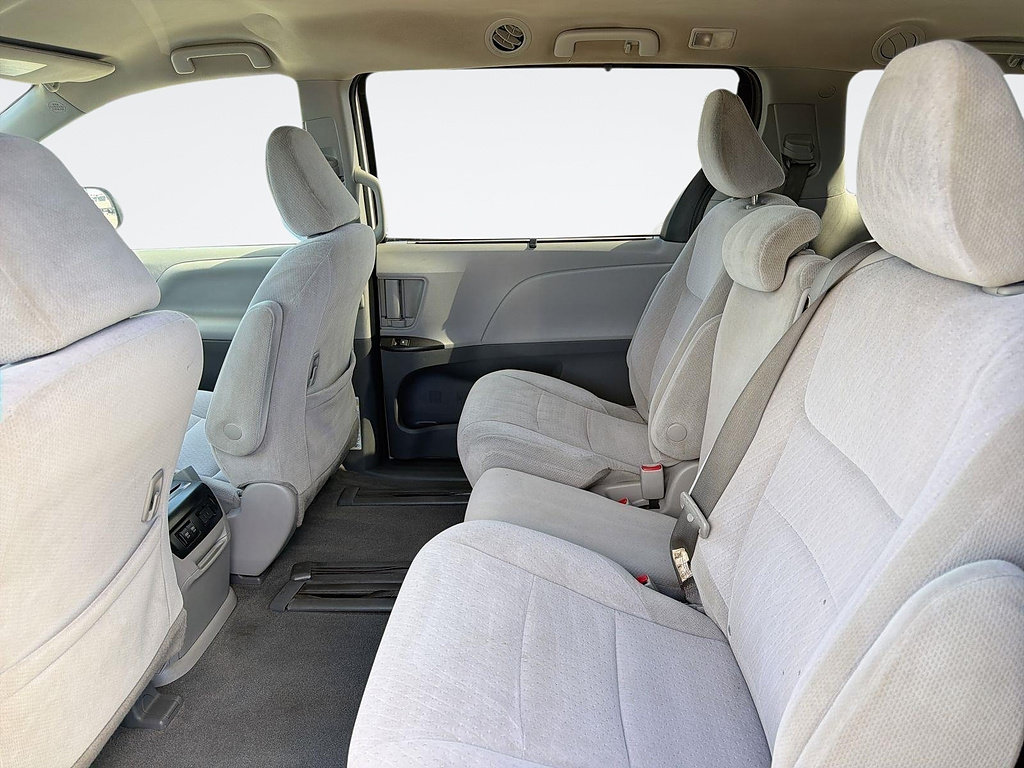 Used 2020 Toyota Sienna LE w/ Carpet Mat Package FWD image 24