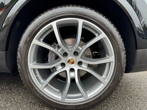 Used 2023 Porsche Cayenne w/ Sport Chrono Package (8LH) image 19