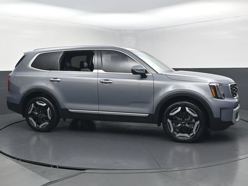 Used 2025 Kia Telluride S FWD image 6