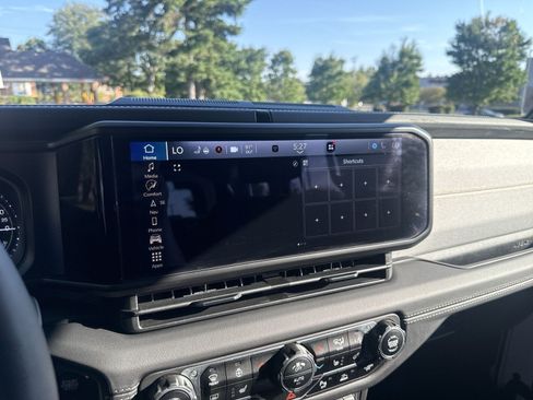 Used 2024 Jeep Wrangler Unlimited Sahara w/ Technology Group AWD/4WD image 17