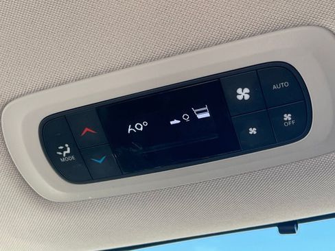 Used 2020 Chrysler Pacifica Touring-L FWD image 20
