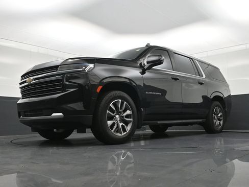 Used 2022 Chevrolet Suburban LT w/ Luxury Package RWD image 23