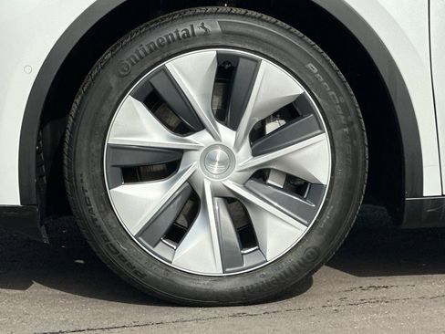 Used 2021 Tesla Model Y Long Range image 35