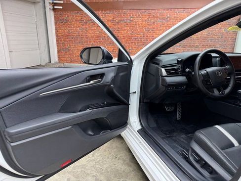 Used 2025 Toyota Camry SE image 9