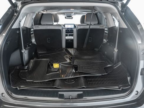 Used 2023 Toyota Highlander XLE FWD image 8