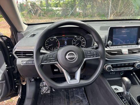 Used 2025 Nissan Altima 2.5 SV FWD image 29