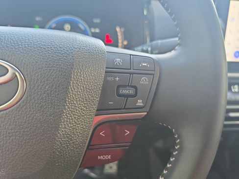 Used 2025 Toyota Camry SE w/ Convenience Package FWD image 17