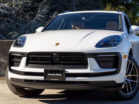 Certified 2025 Porsche Macan image 7
