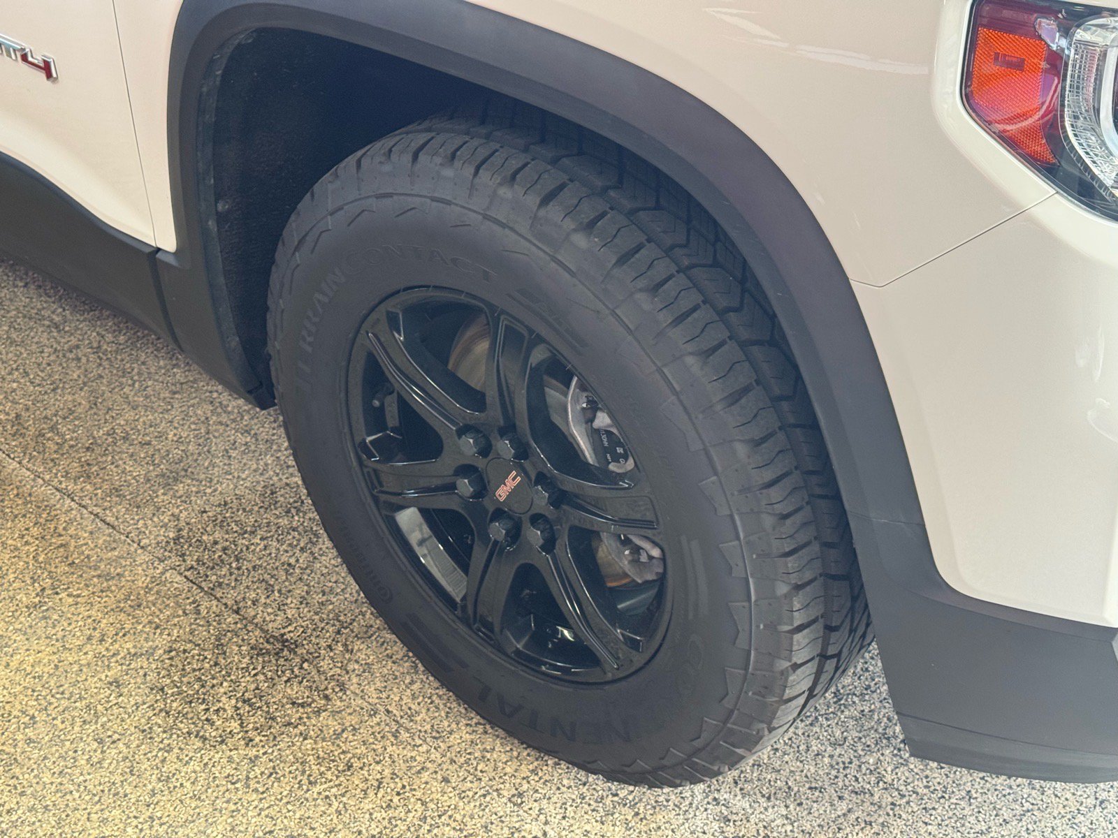 Used 2021 GMC Acadia AT4 w/ Preferred Package AWD/4WD image 4
