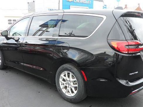 Used 2024 Chrysler Pacifica Touring-L FWD image 33