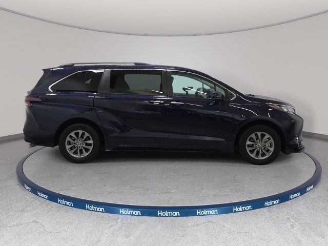 Certified 2026 Toyota Sienna XLE FWD image 4