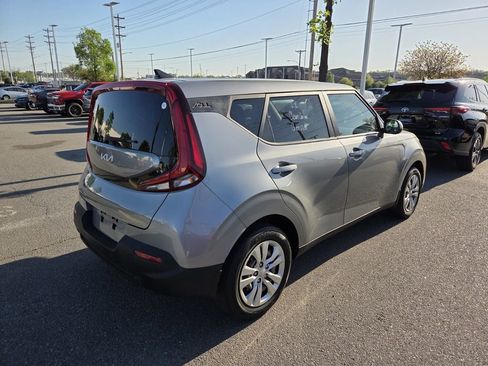 Used 2022 Kia Soul LX image 4