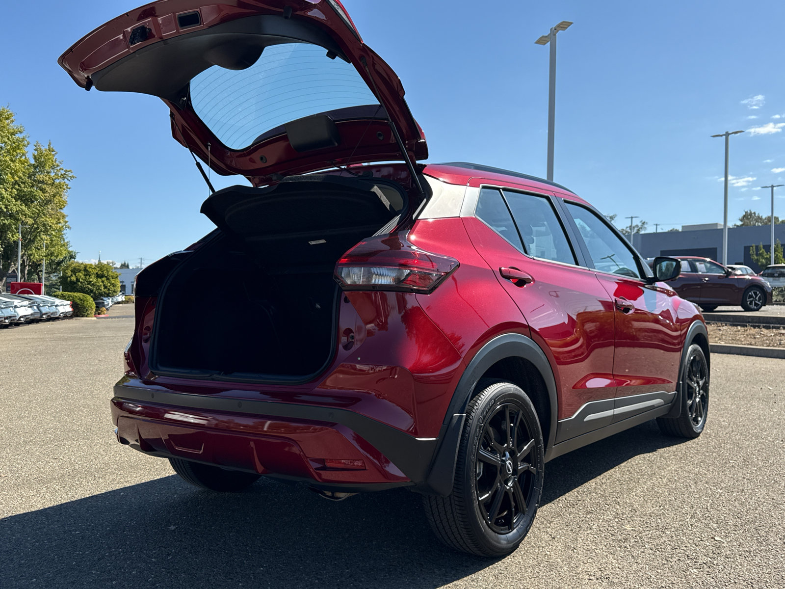 Used 2023 Nissan Kicks SR w/ SR Premium Package FWD image 9