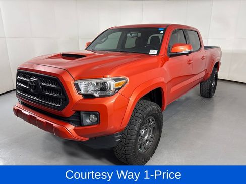 Used 2016 Toyota Tacoma TRD Sport AWD/4WD image 5