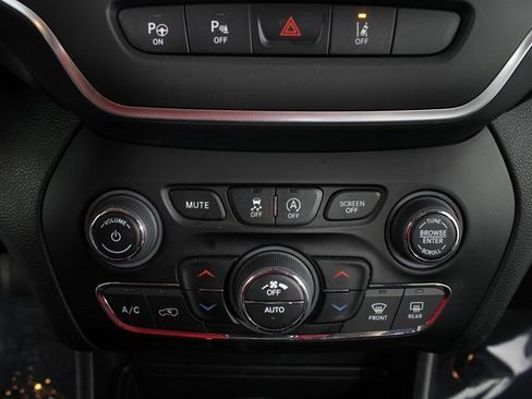 Used 2023 Jeep Cherokee Altitude Lux image 6