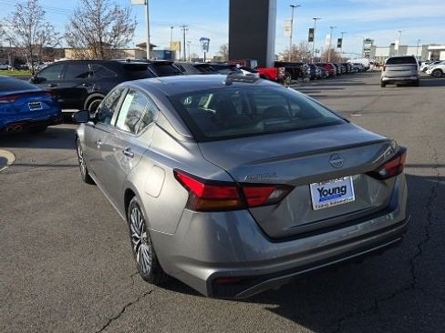 Used 2023 Nissan Altima 2.5 SV image 3