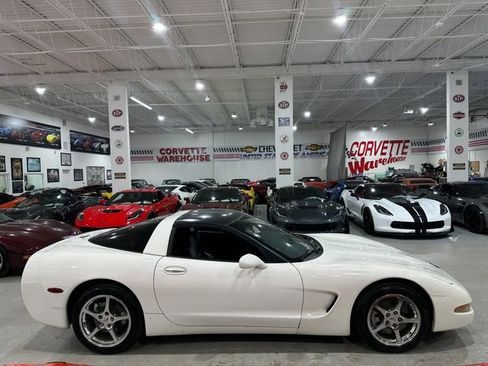Used 2002 Chevrolet Corvette Coupe w/ Preferred Equipment Group2 RWD image 5