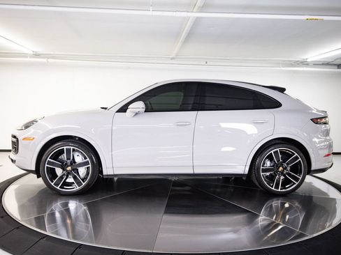 Certified 2022 Porsche Cayenne Turbo AWD/4WD image 2