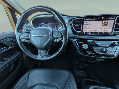 Used 2021 Chrysler Pacifica Touring-L w/ Uconnect Theater Family Group image 17