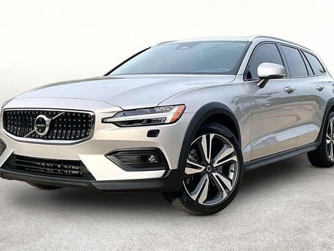 Certified 2025 Volvo V60 B5 Cross Country Plus AWD/4WD image 16