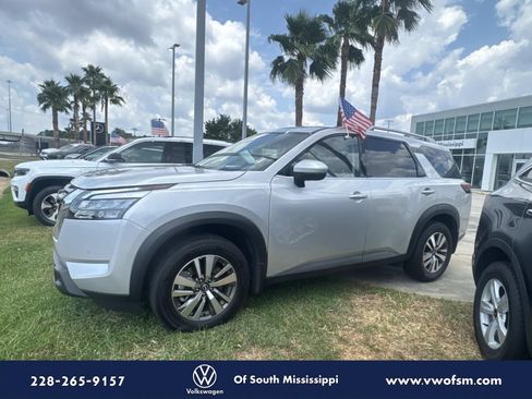 Used 2025 Nissan Pathfinder SL w/ Lighting Package (N92) FWD image 1
