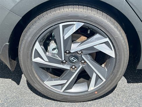 Used 2025 Hyundai Elantra Limited image 17