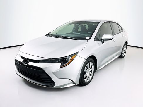 Used 2023 Toyota Corolla LE image 3
