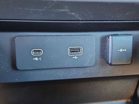 Used 2023 Land Rover Defender 90 X-Dynamic SE image 32