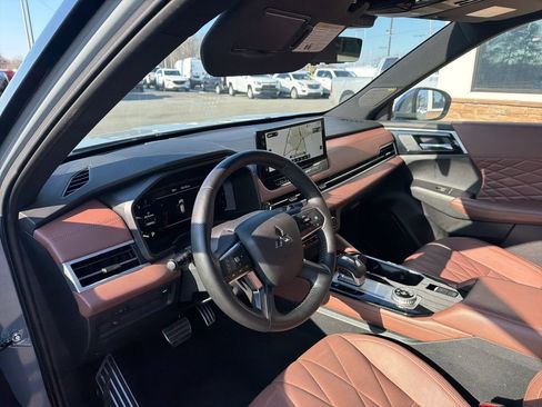 Used 2025 Mitsubishi Outlander SEL image 4