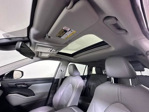 Used 2023 Toyota Highlander XLE AWD/4WD image 25