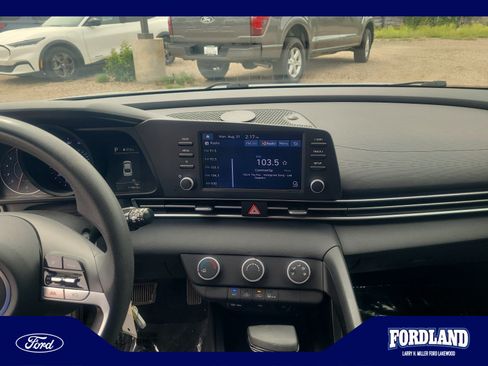 Used 2022 Hyundai Elantra SE FWD image 12