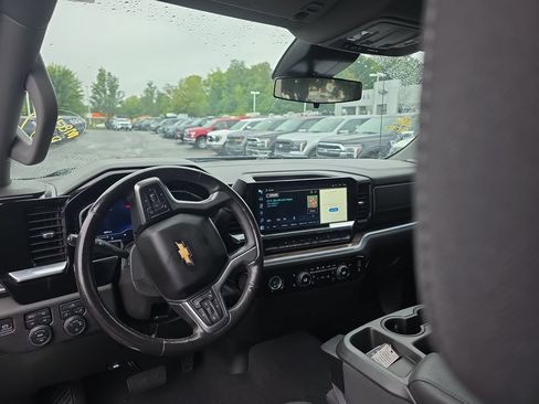 Used 2022 Chevrolet Silverado 1500 LT w/ Z71 Off-Road Package AWD/4WD image 19