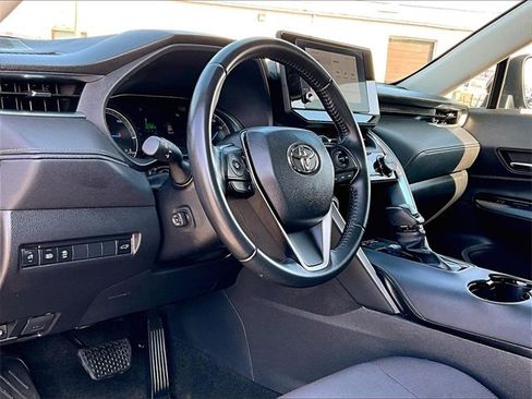Used 2023 Toyota Venza LE image 8