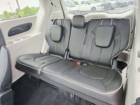 Used 2024 Chrysler Pacifica Limited FWD image 15