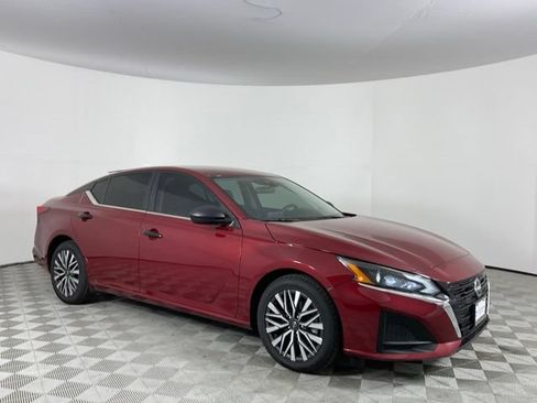 Used 2025 Nissan Altima 2.5 SV FWD image 3