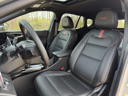 Used 2025 Chevrolet Trax RS w/ Sunroof Package FWD image 17
