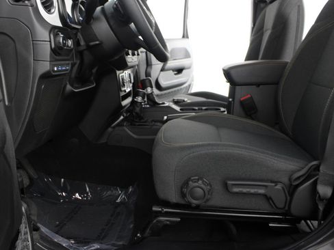 Used 2025 Jeep Wrangler Unlimited Sahara AWD/4WD image 15
