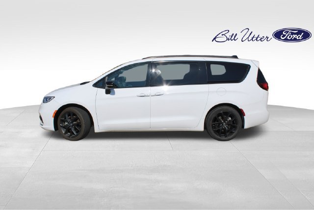 Used 2025 Chrysler Pacifica Limited FWD image 8