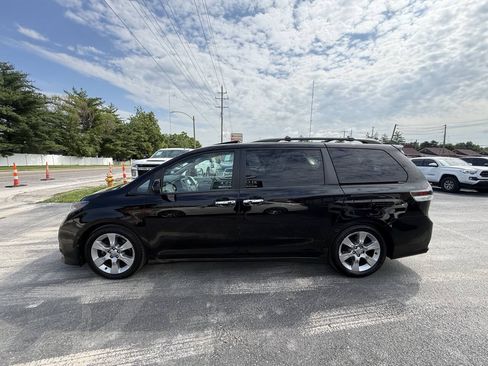 Used 2013 Toyota Sienna SE FWD image 4
