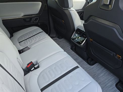 Used 2023 Rivian R1S Adventure image 18