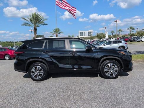 Used 2023 Toyota Highlander XLE FWD image 3