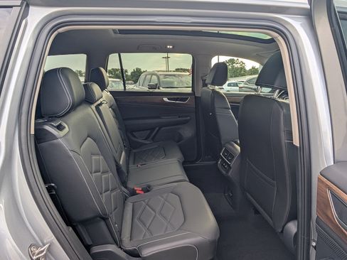 Used 2026 Volkswagen Atlas SE w/ Panoramic Sunroof Package FWD image 12