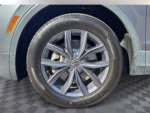 Used 2022 Volkswagen Tiguan SE w/ Panoramic Sunroof Package image 8