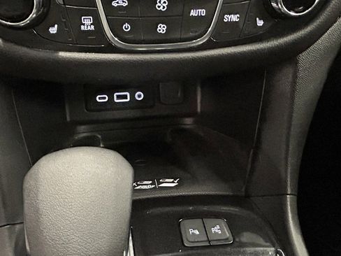 Used 2023 Chevrolet Equinox Premier image 32