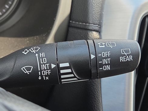 Used 2024 GMC Terrain SLE FWD image 29